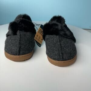 DLuxe by Dearfoams Women's Gray Black Faux Fur Rubber Sole Slippers Size 5-6